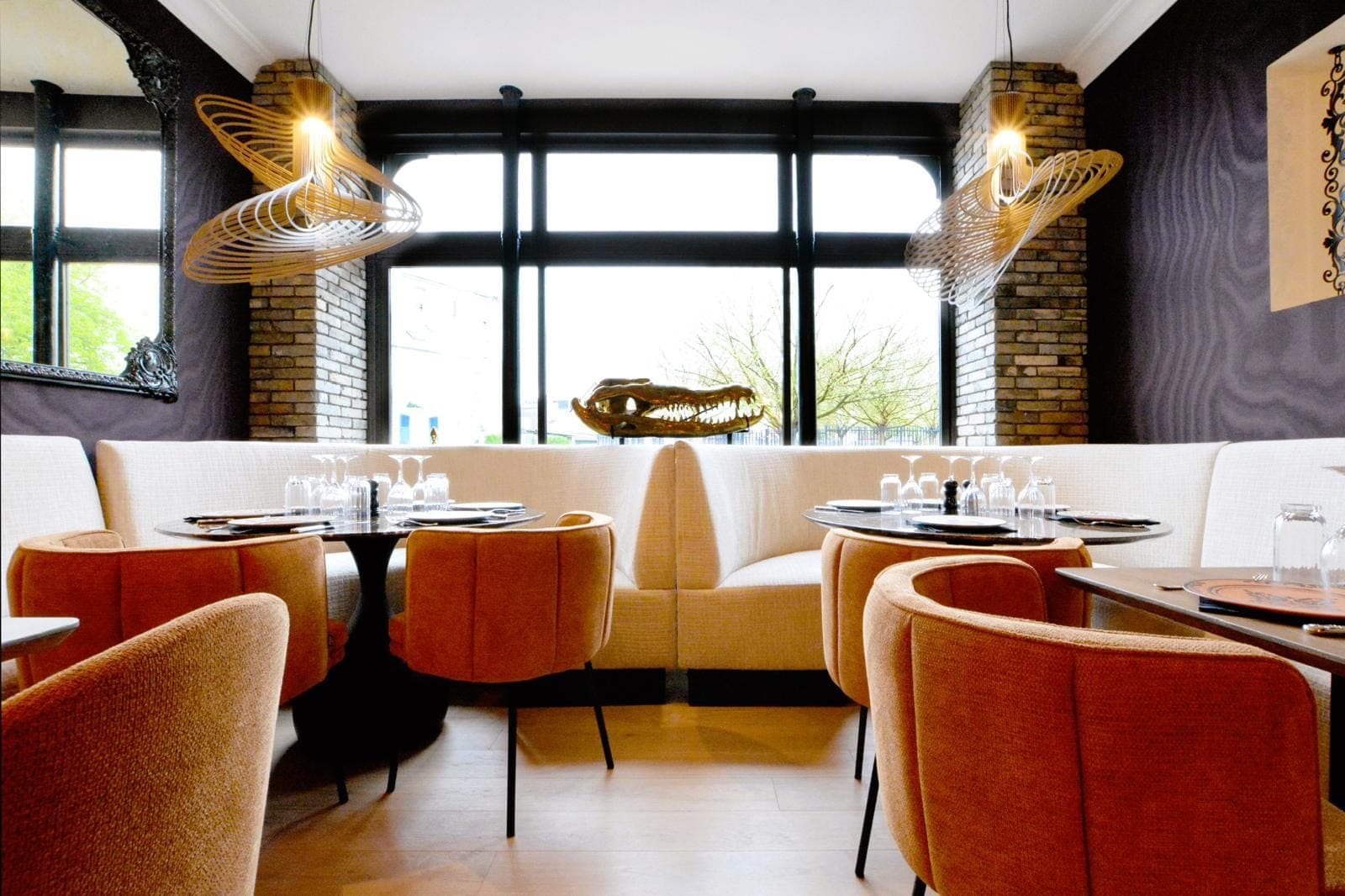 The dining room of L'Atelier de Zadig — cream banquettes and warm lighting